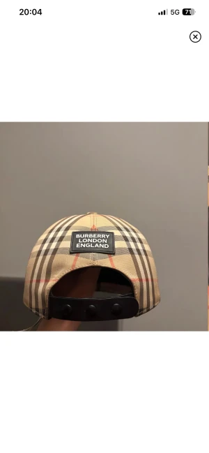 Burberry Vintage Check keps beige S - Säljer en Burberry keps i storlek S, inga skador på kepsen och såklart äkta de är bara komma privat om mer frågor angående de, annars fet keps 