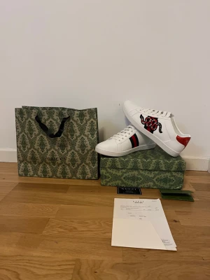 Vita unika skor  - Säljer mycket fina och unika skor i storlek 44. Allt på bilden medföljer och pris kan diskuteras!