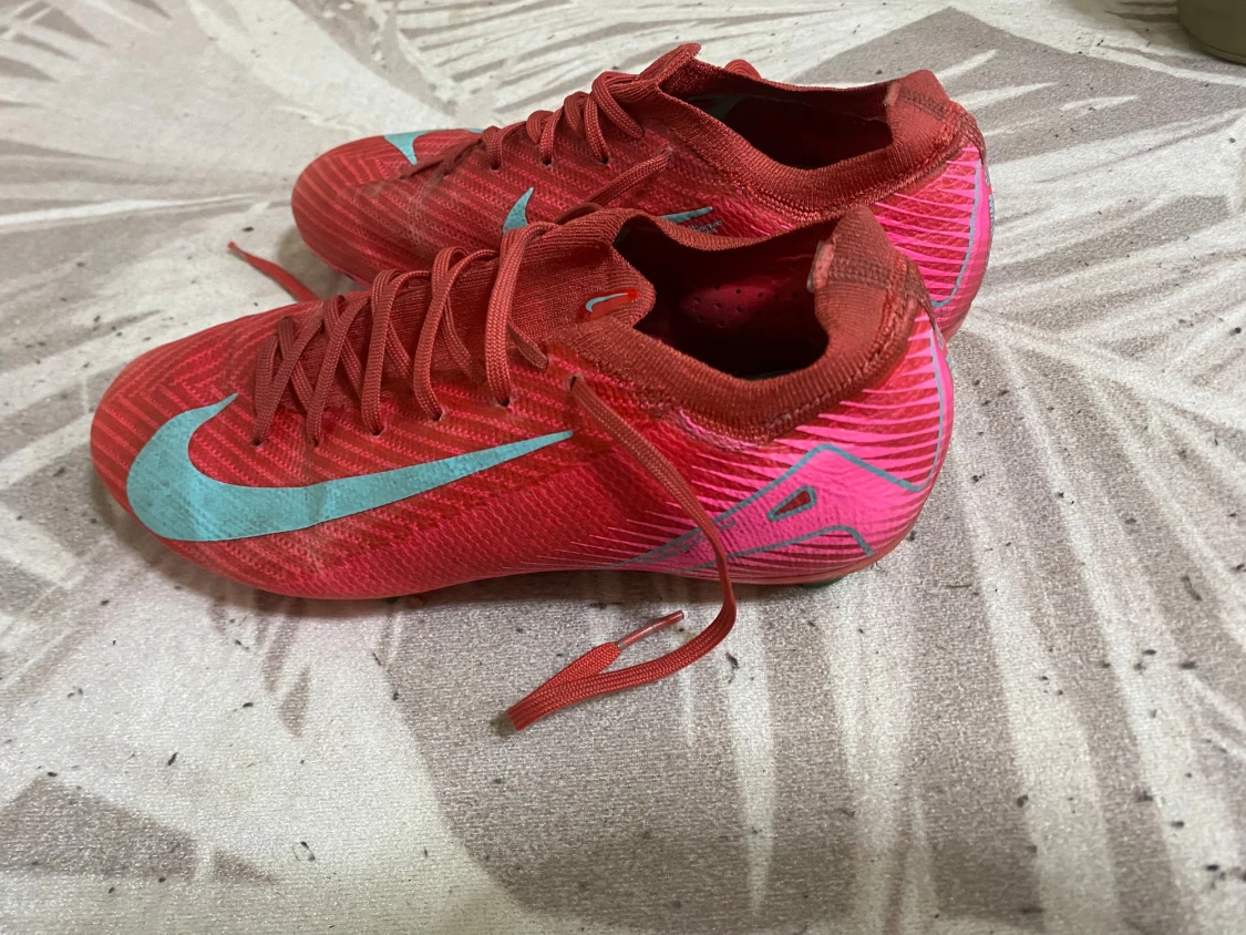 Nike röda fotbollsskor Flyknit