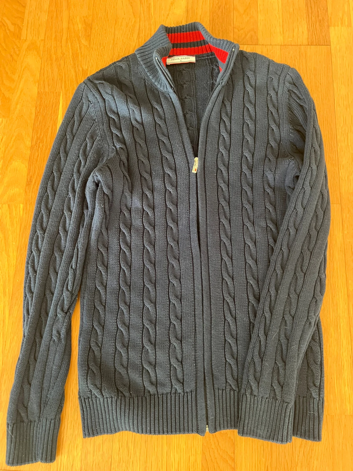 Mörkblå stickad kofta från Felix Hardy