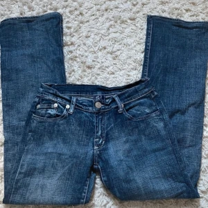 Blå jeans från Victoria Beckham - Snygga blå jeans från Victoria Beckham med raka/bootcut ben. Nån liten diamant har lossnat på bakfickorna men absolut inget man tänker på. 💗💗💗strlk 28