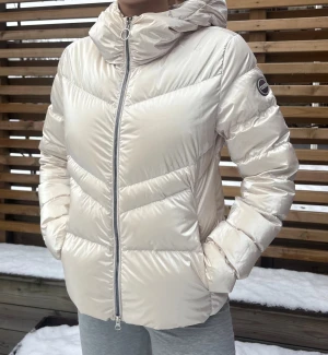 Vinterjacka från Colmar - Snygg och unik jacka från Colmar i en glansig vit/beige färg. Modellen ”Hollywood” och perfekt nu till vintern! Den är i storlek 40 men sitter som S/M. Jag på bilden är 167 och brukar ha S. Den är köpt förra året och inte använd mycket alls, små fläckar finns dock men de borde gå bort vid rengöring (se sista bilderna) Nypris 5000+
