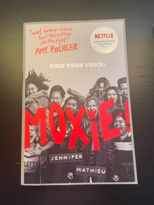 Moxie av Jennifer mathieu - Aldrig läst skicket är bra men baksidan är lite böjd