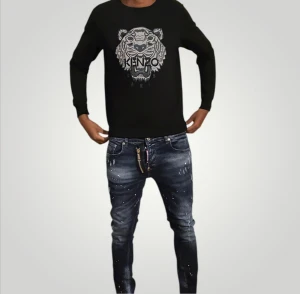 Kenzo tröja strl XS  - Helt ny. Fin replika med grym kvalitet. Modellen är 175cm lång. Pris: 749kr. Först till kvarn som gäller.