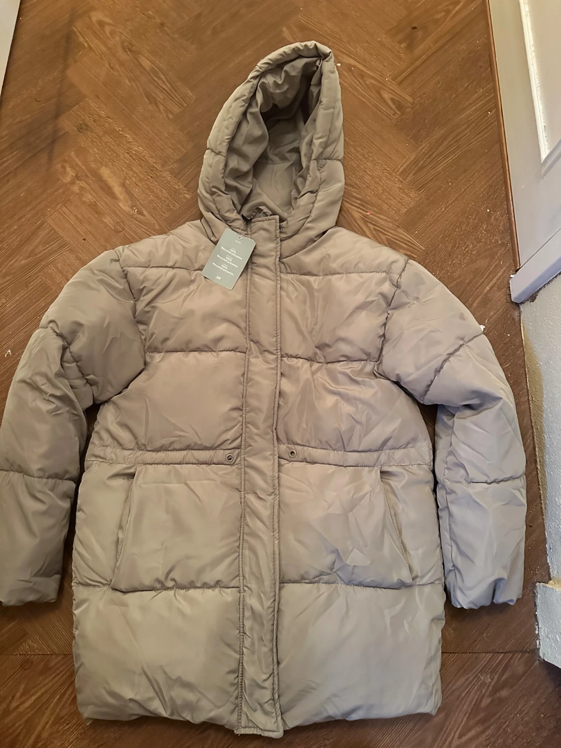 Beige pufferjacka med huva