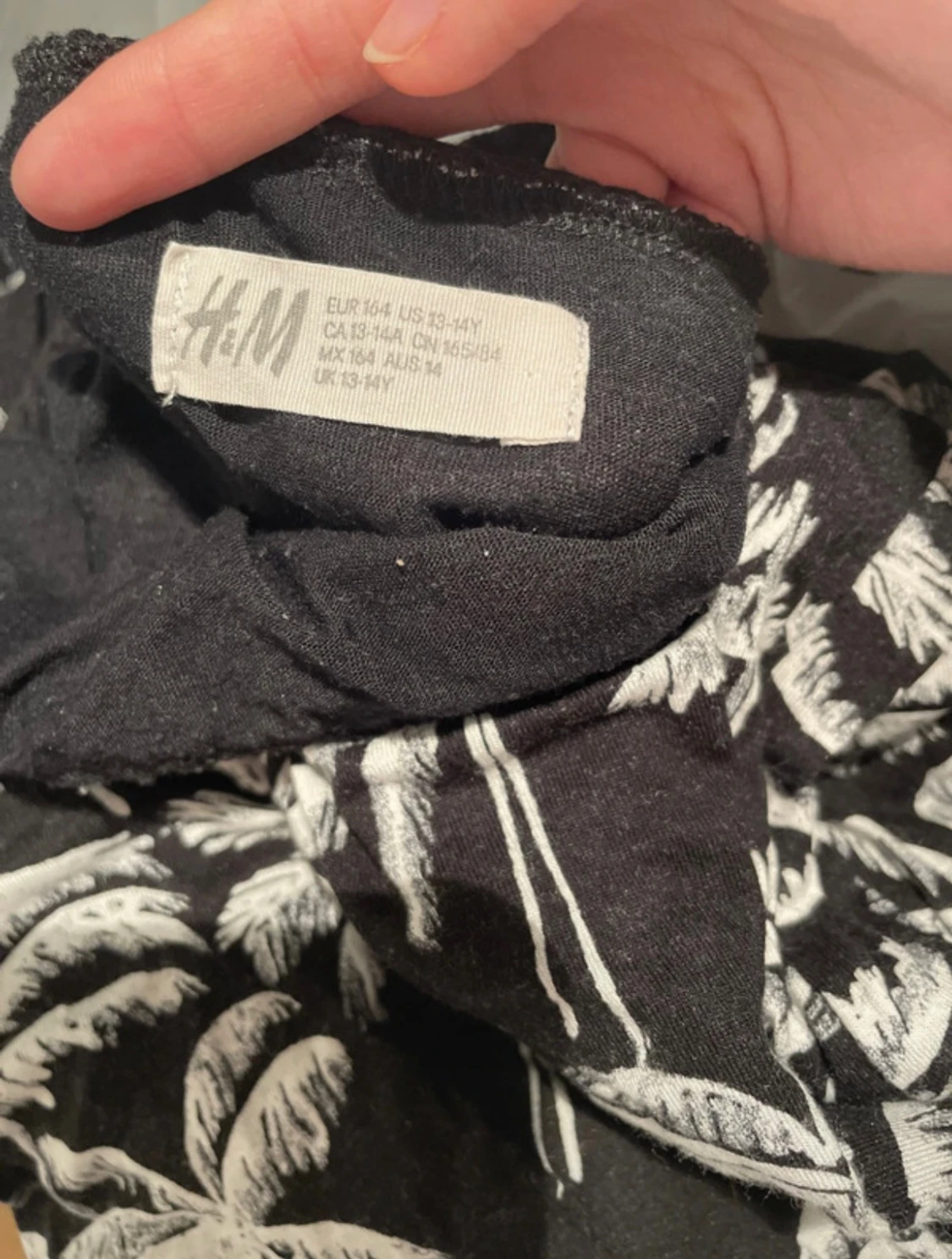 Jumpsuit med mönster av palmträd från H&M. - 1