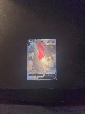 CharizardV kort  - Säljer nu mitt charizardV kort för att har ingen användning till den jag packa den 20:22 i något pack kortet är i väldigt bra sick för dom år den har legat i ett plast förvar
