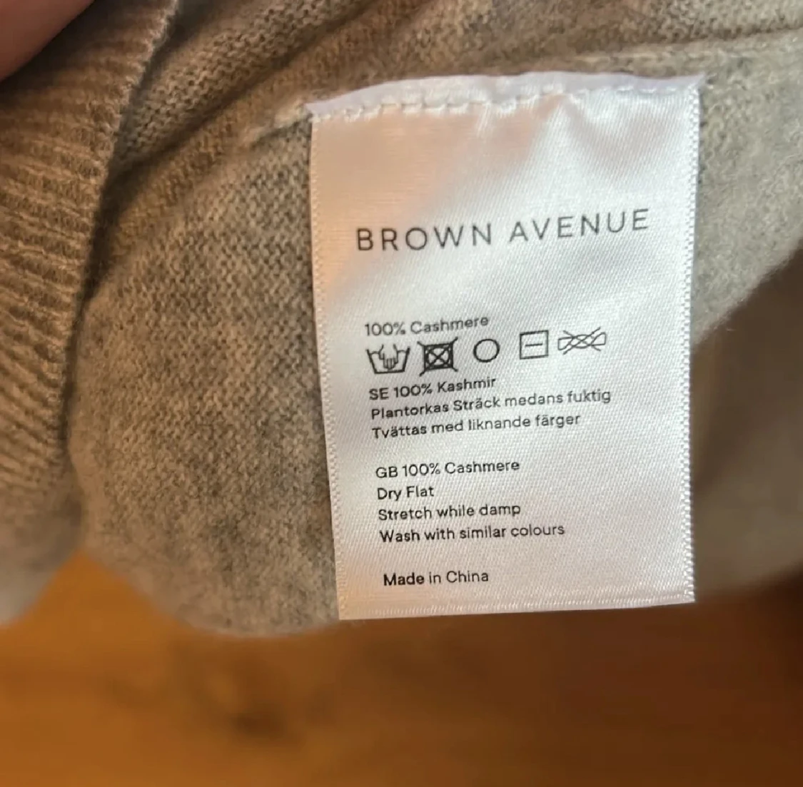 Grå kashmir hoodie från Brown Avenue - 1