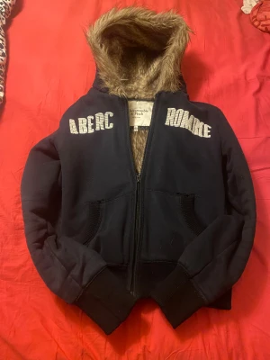 Byte? - Skulle någon vara intresserad att byta ut sin fur hoodie mot min? Min är äkta vintage abercrombie & fitch fur hoodie/kofta som inte har några defekter, dock så har dragkedjan byts ut för originalet inte funkade. Jag är ute efter en abercrombie & fitch fur hoodie som är rosa, grå eller vit eller en aéropostale fur hoodie från 2000-talet. Bara att höra av dig om intresserad 💕💕