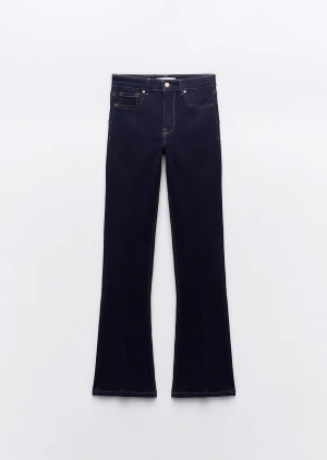 Mörkblå bootcut jeans - Snygga mörkblå jeans från Zara med bootcut passform. Från gammal kollektion. Aldrig använda. I nyskick. Storlek 32.  