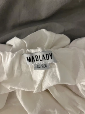 Vita linnebyxor från Madlady XS - Säljer ett par fräscha vita linnebyxor från Madlady i storlek XS. Byxorna har elastisk midja med snörning och raka, vida ben. Använda endast en gång så inprincip oanvända därav priset💗