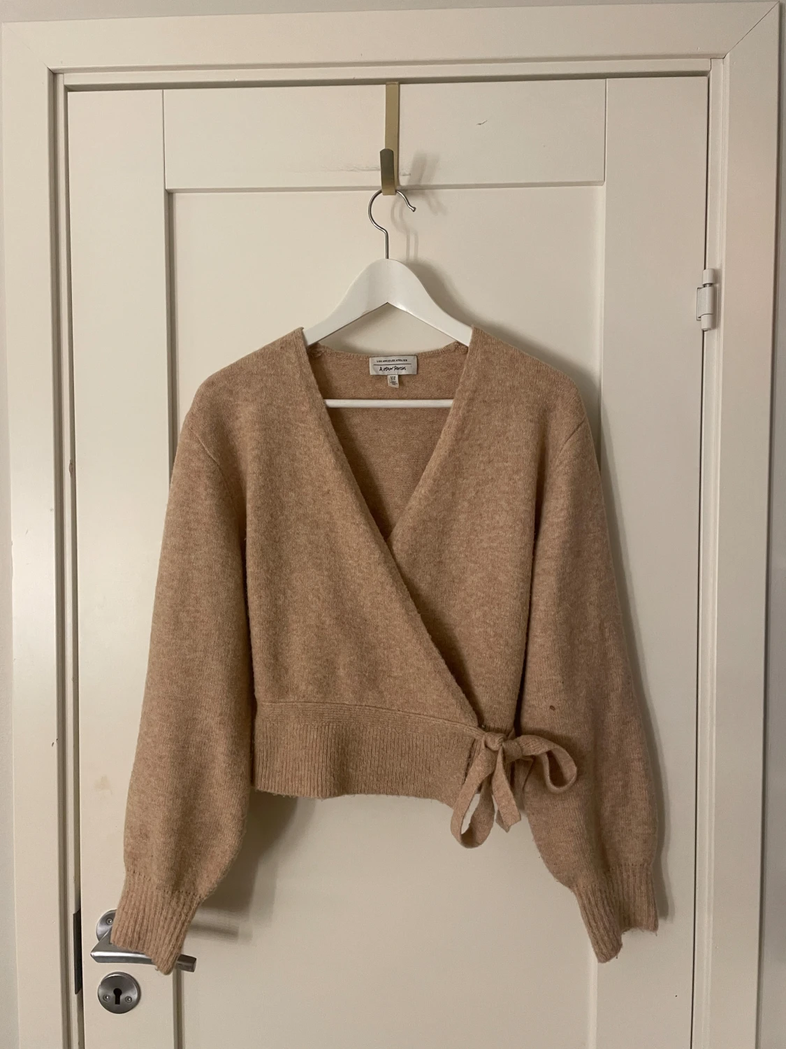 Beige omlott kofta från & Other Stories