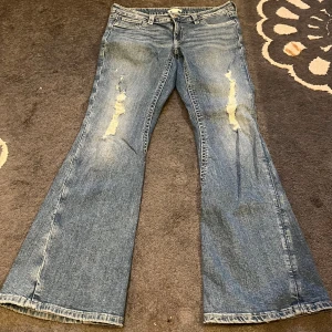 Bootcut ripped hål jeans Gina Tricot  - Blå bootcut jeans från Gina Tricot i storlek L. Har bara burit de ett fåtal gånger. Så fina och säljs inte på webbsidan längre 🥰 