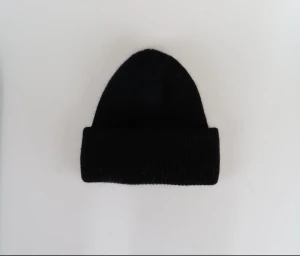 Satinfodrad mössa svart - Denna riktigt snygga stickade mössa ger en lyxig och exklusiv känsla samtidigt som den håller en stilren och tidlös design. På insidan finns det ett insytt lager av satin som både skyddar håret och ger extra komfort. Denna kombination av stil och funktionalitet gör den till ett självklart val för dig som söker en mössa av elegans. Mössan är unisex och onesize.😁