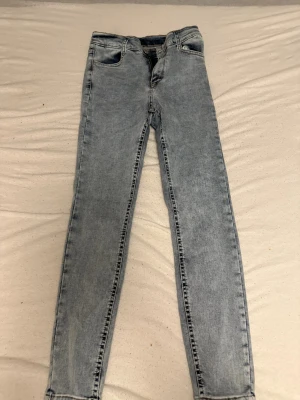 Ljusblå skinny jeans från Bubbleroom - Snygga ljusblå skinny jeans från Bubbleroom i klassisk femficksmodell. Jeansen har en smal passform och är tillverkade i stretchigt denim för extra komfort. Perfekta till sneakers eller boots och enkla att matcha med din favorittröja.