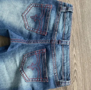 Jeans från Gina  - Säljer ett par jeans från Gina 14+ i storlek xs, passar mig bra som har storlek 34 och passar bra i längden för mig som är 162 med långa ben som annars brukar ha tall. Aldrig använda!! Hör av er vid fler bilder💕
