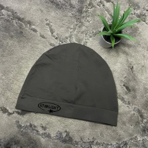 Starlight - Starlight Mössa Storlek: One Size 📏   Skick: 9/10♻️    Pris: 175kr💵    Färg: Grå Frakt: Fraktas samma dag, anländer till ditt hus inom 3-4 dagar🚚    Tveka inte att skriva vid minsta fråga!💭