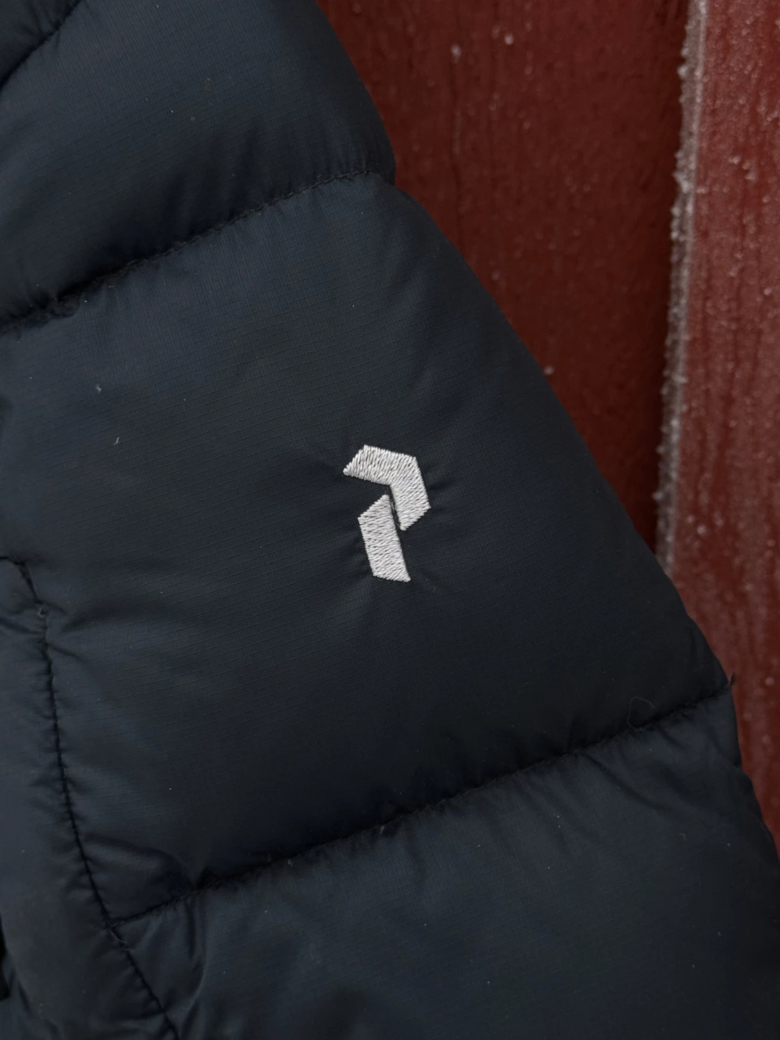 Svart dunjacka Peak Performance Frost Down XS - 2