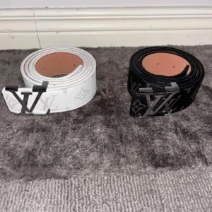 2 lv bälten  - Helt nya bälten, 110cm lång justerbara och nål för extra hål ingår. Skickas inom kort tid