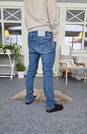Jacob Cohën jeans - Snygga Jacob Cohën jeans i storlek 33, men passar även 32. Det är modellen: Style 622 och nya kostar de över 5000 kr 🤯. De är lite för stora för mig, men jag hoppas de kan hitta en nya användare. 😁 Midjemått: 42-43 cm, Ytterlängd: 104 cm. Skriv om du undrar något! 