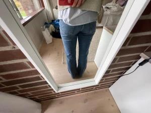 Blå raka jeans från weekday  - Säljer ett par weekday jeans med halv låg midja och bootcut ben. 