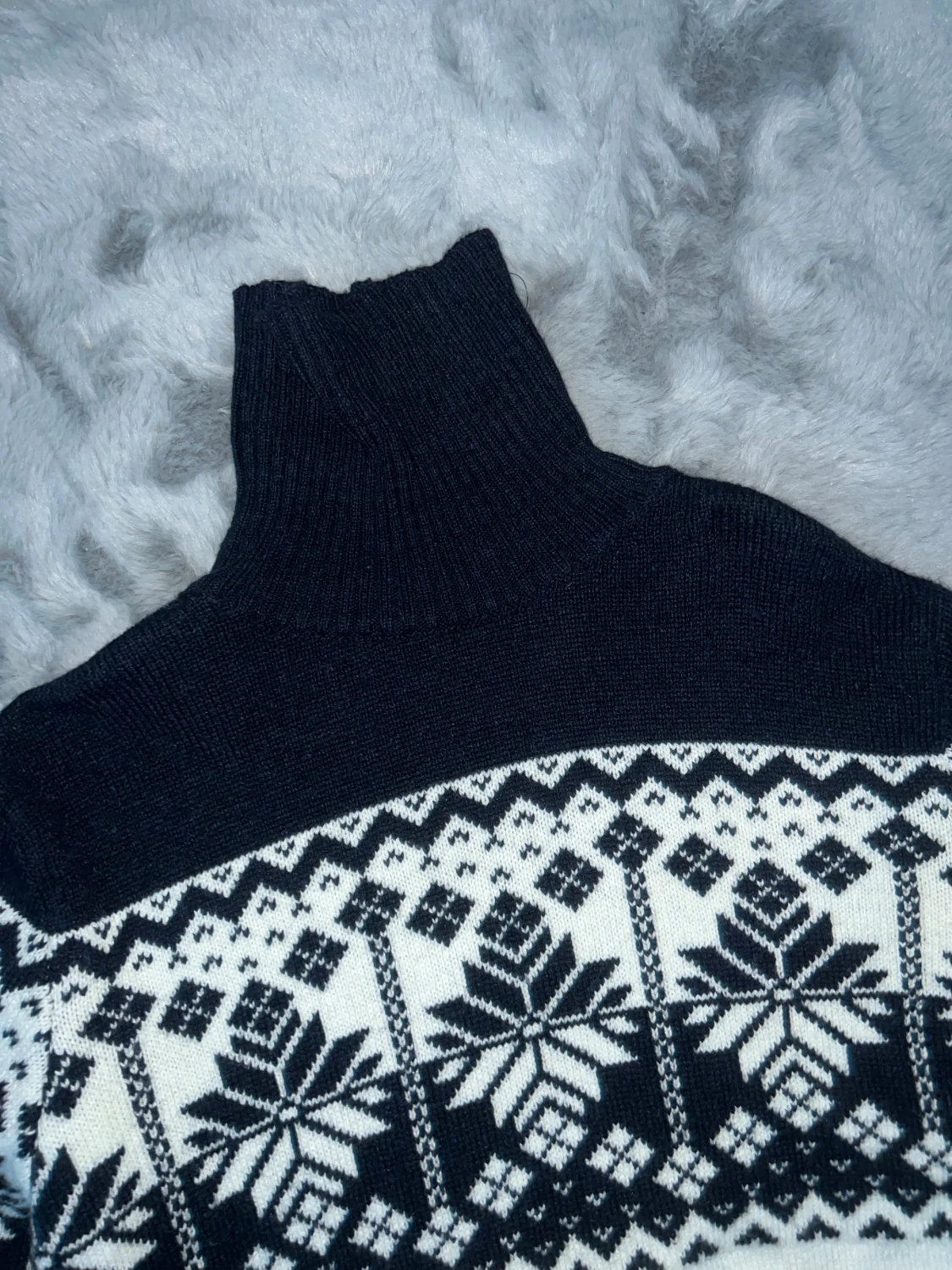 Stickad polotröja med vintermönster - 1