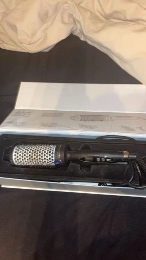 Hot Styling Brush 45 - Cera Hot Styling Brush 45 är en professionell värmeborste som ger ett salongsfönat resultat snabbt. Digital display, flera värmelägen och jonfunktion. Säljs i originalförpackning och ser ut att vara i mycket gott skick.