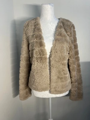 Teddyjacka  - Så fin och mysig beige teddyjacka i storlek S från Ginatricot, i utmärkt skick 🧸🤎