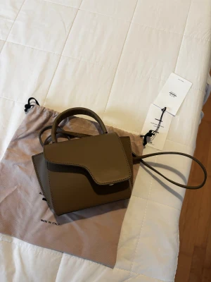 ATP Atelier väska - Modell: Montalcino Färg: Smeraldo Skick: Helt ny, aldrig använd, knappt testad hemma. Säljer då jag tröttnade på färgen. Nypris 3900. Säljer för 2900.