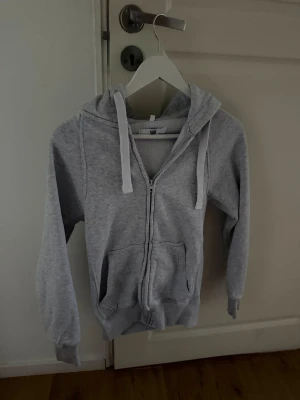 Grå hoodie från Russemerch - Mjuk grå hoodie från Russemerch!
