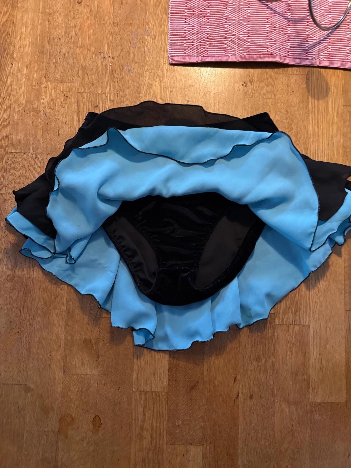 Svart, blå konståkningstjol  - 3