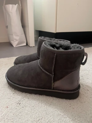 UGGS - Mysiga grå UGGs med detaljer bak till storlek 38 använda fåtal gånger säljer då de blivit för små💗
