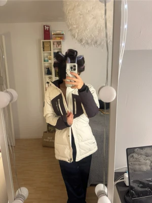 Vit Sail Racing pufferjacka XS - Säljer en fet pufferjacka från Sail Racing i vit med svarta detaljer. Värmer väldigt bra. Storlek xs, dammodell. Nypris 4000. Pris kan diskuteras vid snabb affär!