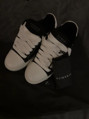 Numeris skor - Säljer mina Numeris skor , använt dom 1-3 gånger , dom är i jättebra skick. Har påse/ nya snöre om de behövs.  Dom är i storlek 43 🇸🇪  9 UK 🇬🇧.   OBS pris kan Diskuteras!