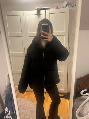 Svart pufferjacka med huva - Super fin helt oanvänd vinterjacka. Storlek XS men skulle säga att den även passar S