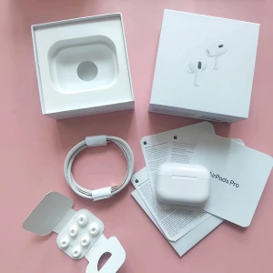 AirPods Pro - Apple AirPods Pro med originalförpackning, laddningskabel, extra öronkuddar och manualer. Produkten ser ut att vara i mycket gott skick utan synligt slitage. Aktiv brusreducering och trådlös laddning ingår. Perfekt för musik, samtal och träning.