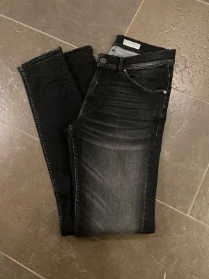  jeans från Tiger of Sweden slimfit - Ett par schyssta jeans från tiger of sweden modellen är Evolve och storlek W30 L34 så de passar er som är lite längre ca 185+ nytt pris 1399 mitt pris 499. De har inga tecken på användning. Skriv gärna vid funderingar