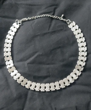 Halsband från H&M - Trendig halsband från H&M,ny utan etiketten 