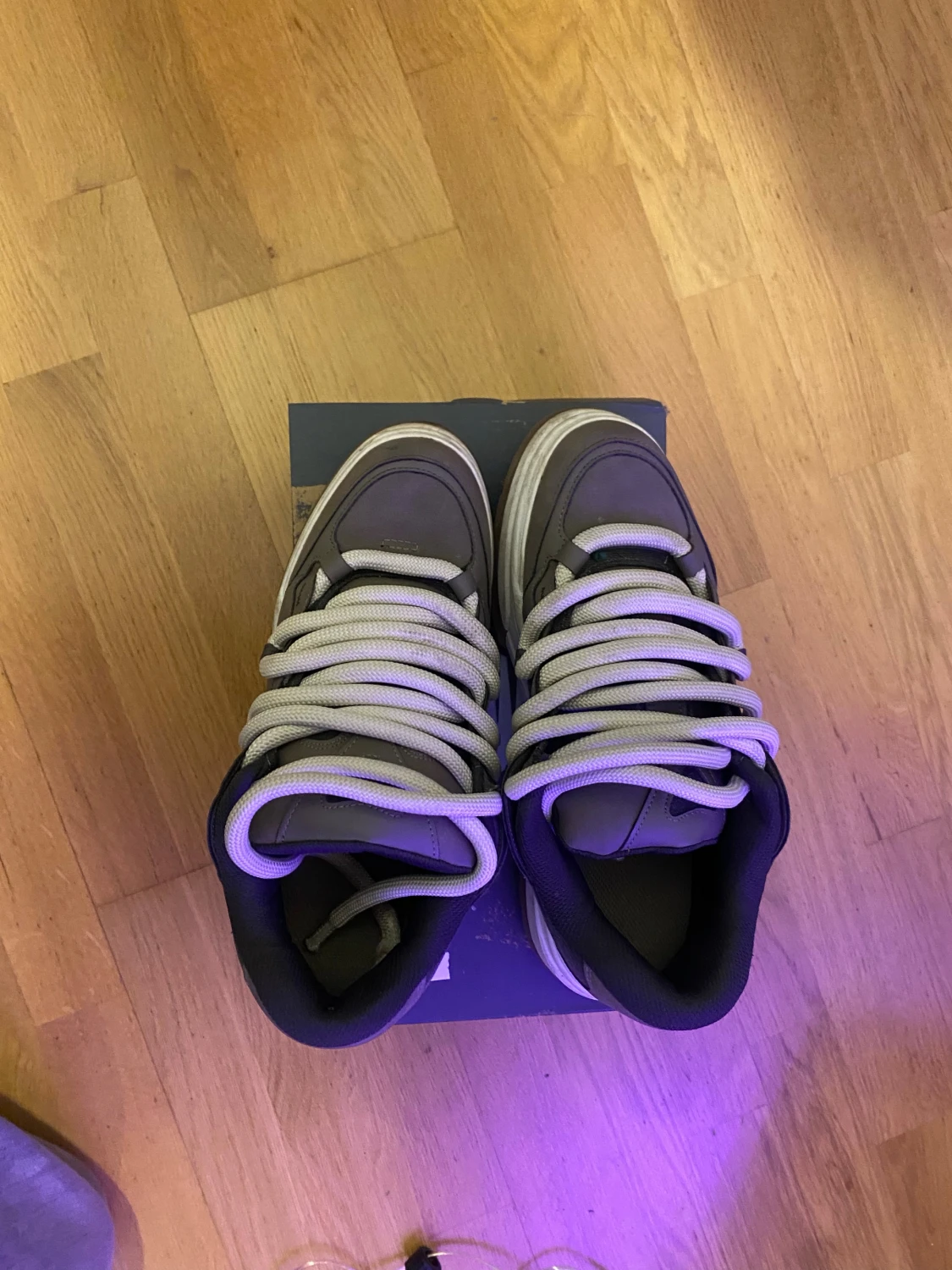 Chunky grå sneakers med vita snören - 1