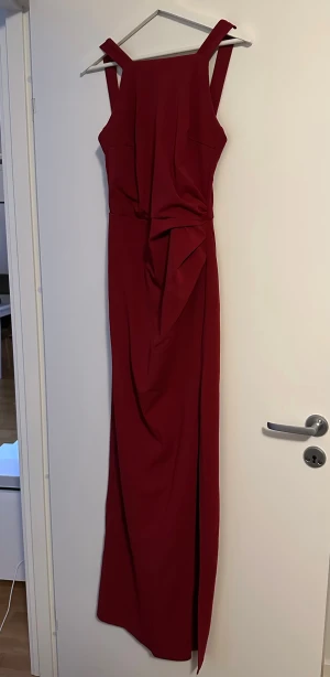 Klänning - Jag säljer min klänning som jag hade på min bal. Den är endast använd en gång.