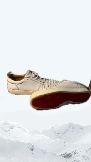 Christian Loubitin  - Säljer dessa as feta loubs, dom är i as bra skick och alla spikar är kvar, inga direkta defekter och skador på dom och sulan är hel. Storlek 44. Pris 1699