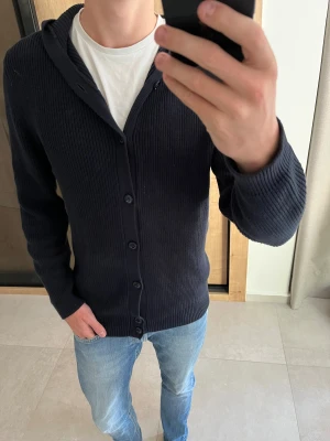 Svart stickad hoodie från Massimo Dutti - En tvär fet svart stickad hoodie från Massimo Dutti i storleken M. Hoodien är i nyskick!                   —————————————————————————— 📐| Storlek: M                                                          👕| Märke: Massimo Dutti                                      🔎 | Skick: 9.5/10 (som ny)                                    ✍🏻 | Skriv om du har några frågor