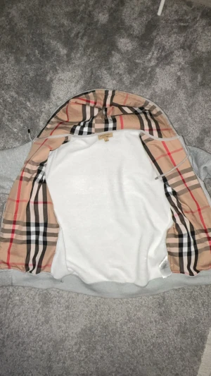  Burberry hoodie - Storlek M, Nypris(4000kr) mitt pris (1000kr).              Använd ett fåtal gånger! Den är nästan som ny.         ⚠️obs! Finns inget kvitto!⚠️.  