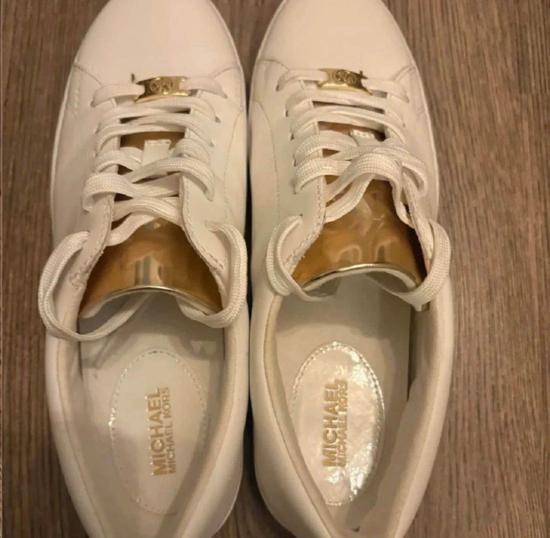Vita sneakers från Michael Kors - 2