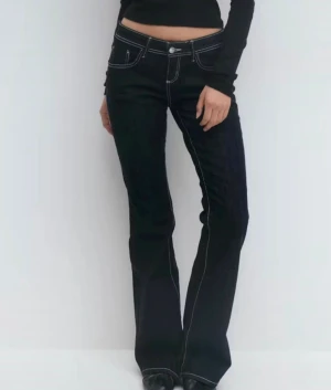 Svarta bootcut jeans med kontrastsömmar - Snygga svarta jeans från Ginatrixot med vita sömar. Köpte här på plick som var helt nya med prislappen, testade dom och dom vart för små ( prislappen är inte kvar). Intressekoll om nån vill byta med ett par storlek 40 eller köp för 300kr❤️