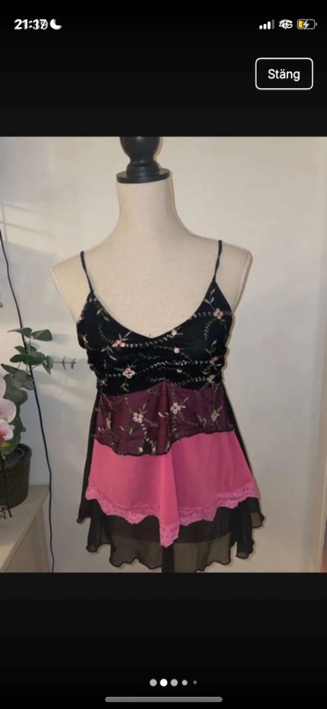 Blommig volang-linnetopp i svart och rosa - 1