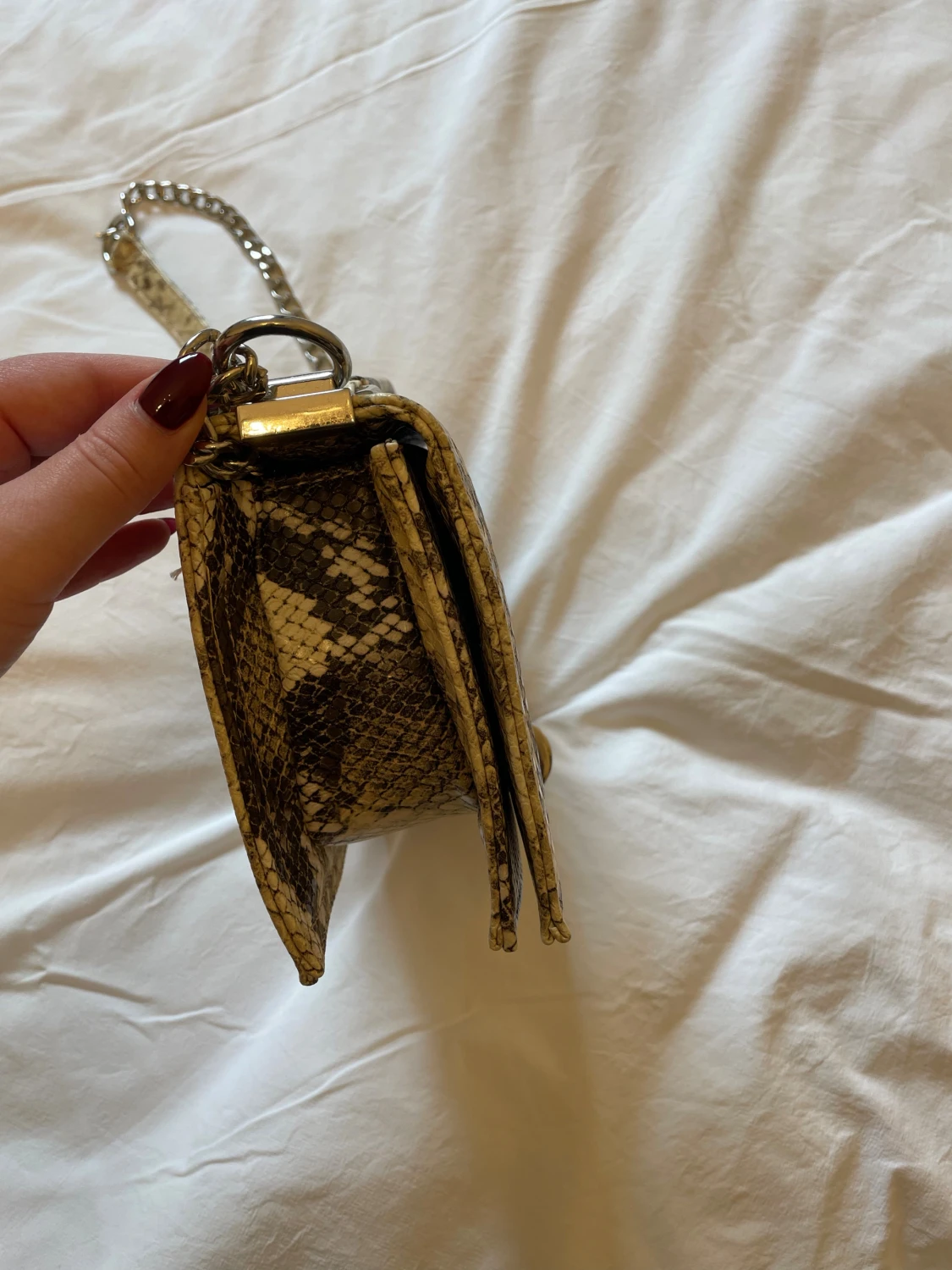 Axelväska i ormmönstrad skinnimitation - 4