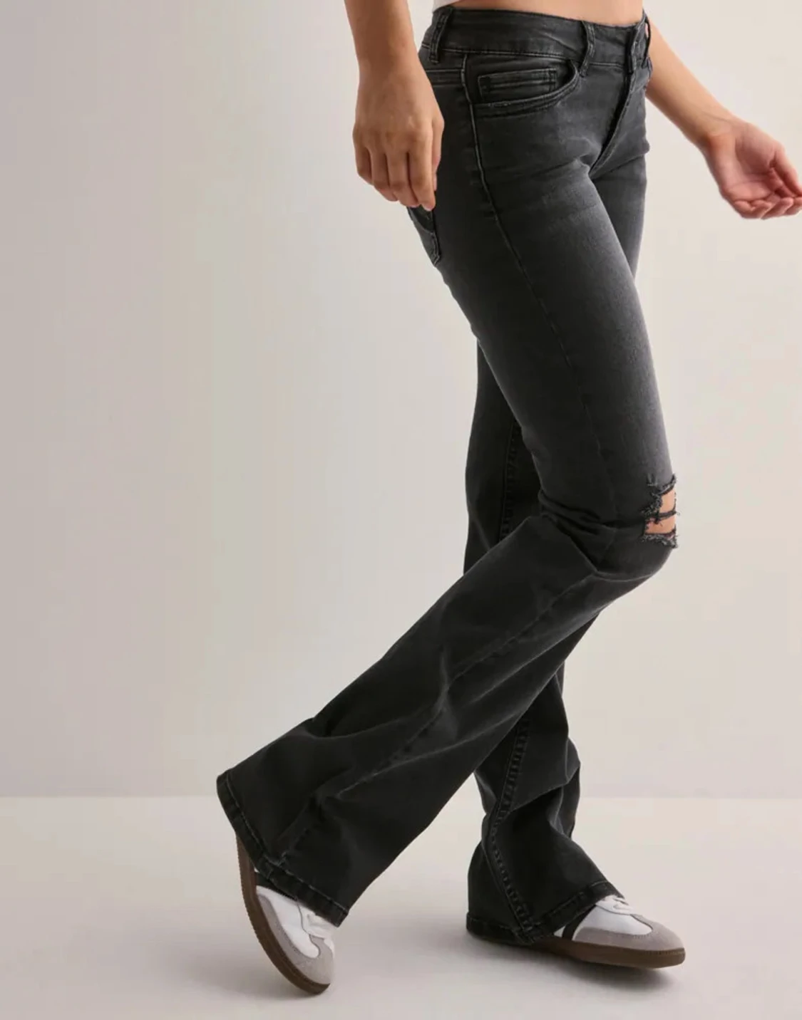 Svarta bootcut jeans med slitningar - 1