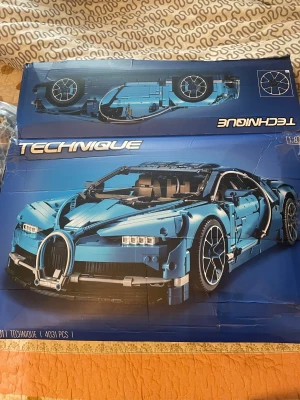 Technique Bugatti Chiron T5201 byggsats - Byggsats av Bugatti Chiron med 4031 delar,  med klistermärken (ett par har ramlat av) och manual. Kartongen har tydliga skador och slitage, men innehållet ska vara i originalförpackning. Perfekt present till sin kille/bror/ eller nån som älskar bygga🔩🔧🙌