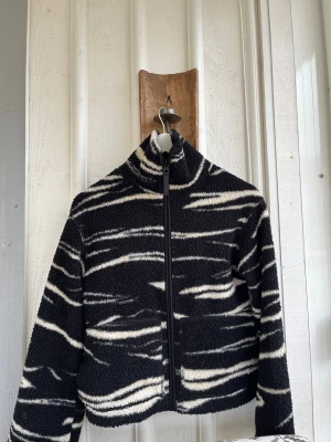 Fleecejacka ifrån h&m - Superfin fleecetröja ifrån h&m! Superfint skick! Kontakta mig ifall du har  funderingar! ❣️❣️💖
